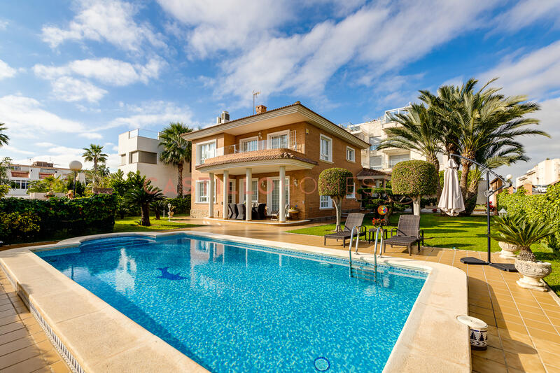 5 bedroom Townhouse for sale