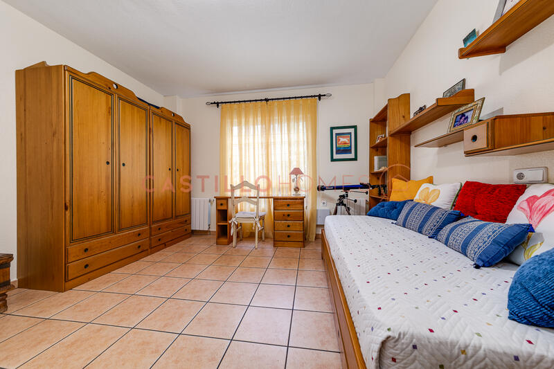 5 bedroom Townhouse for sale
