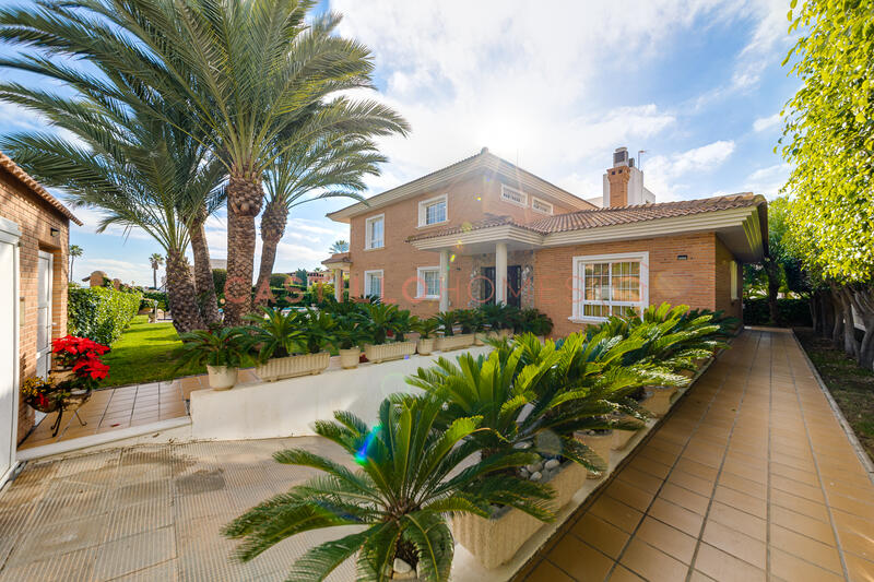 5 bedroom Townhouse for sale
