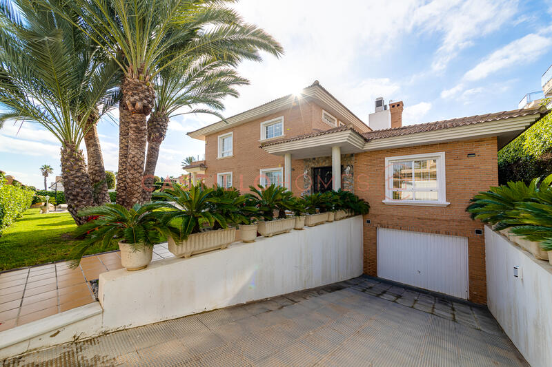 5 bedroom Townhouse for sale