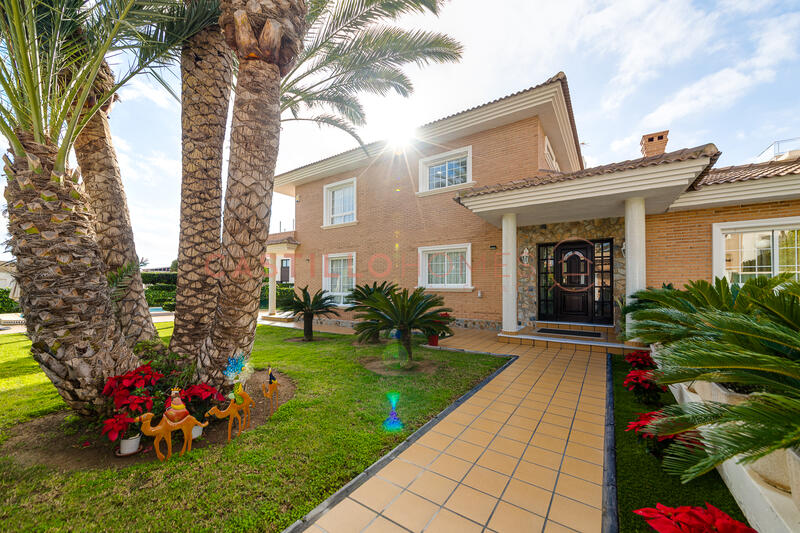 5 bedroom Townhouse for sale