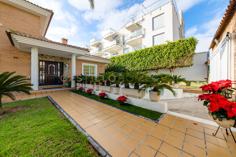 5 bedroom Townhouse for sale