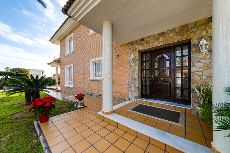 5 bedroom Townhouse for sale