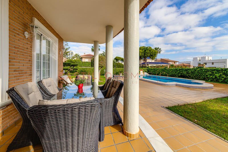 5 bedroom Townhouse for sale