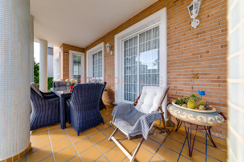 5 bedroom Townhouse for sale
