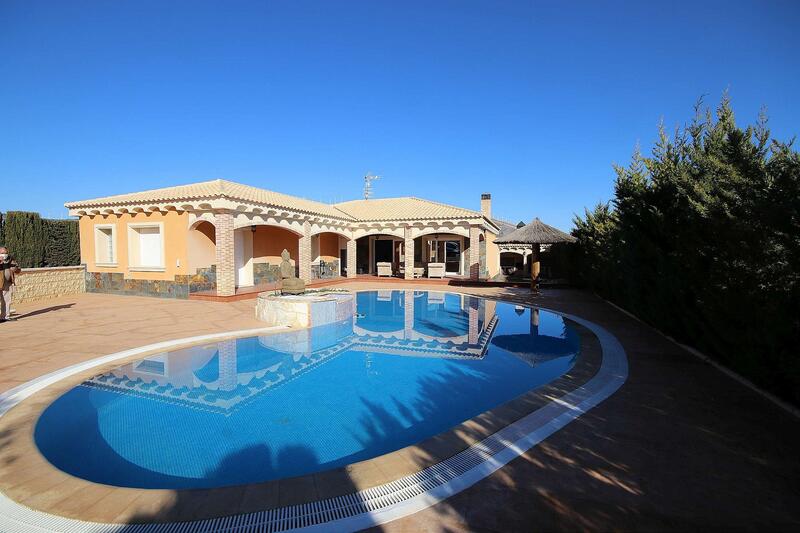 Villa for sale in Caudete, Albacete