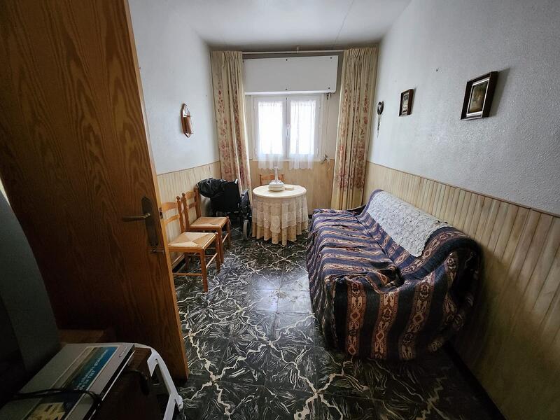 6 спальная комната городская тюрьма продается
