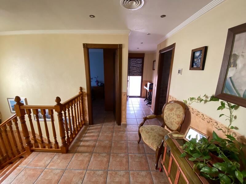 5 bedroom Townhouse for sale