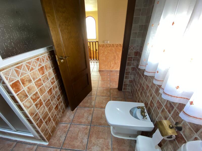 5 bedroom Townhouse for sale