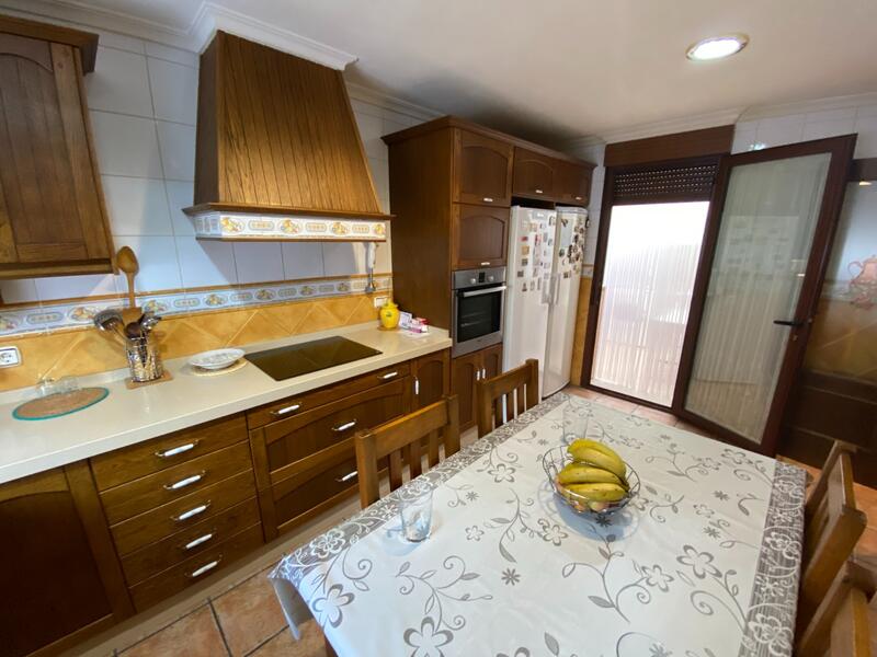 5 bedroom Townhouse for sale