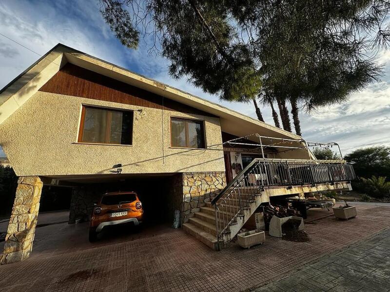Villa for sale in Elda, Alicante