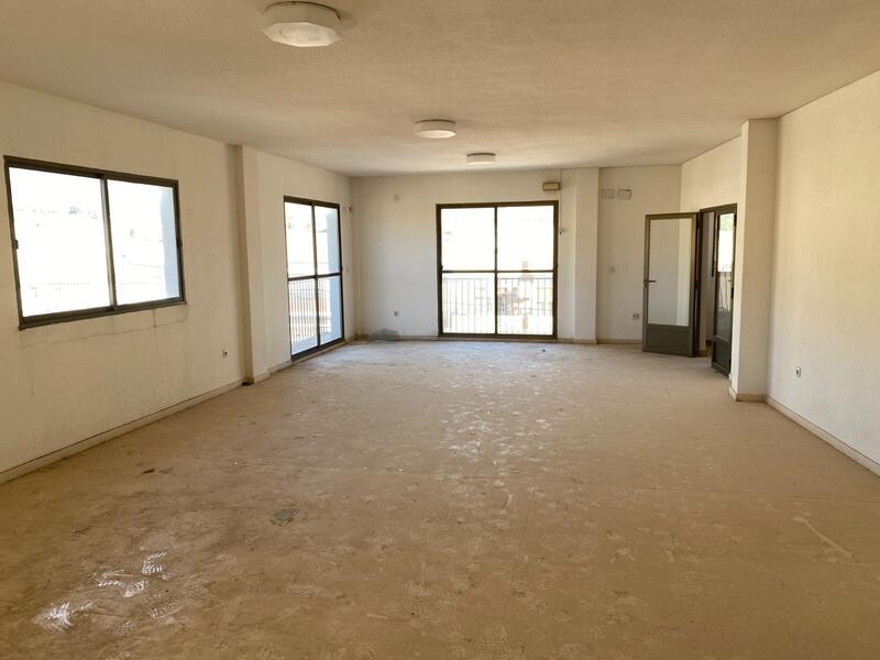 6 bedroom Townhouse for sale
