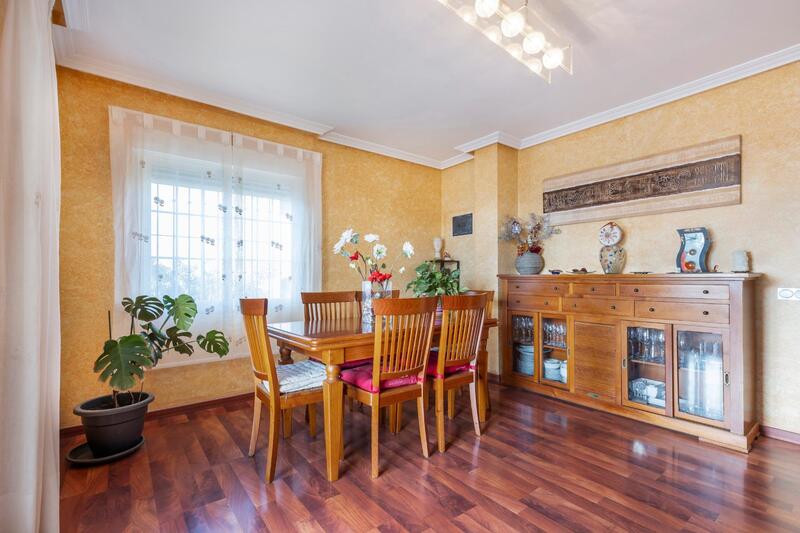 4 спальная комната вилла продается