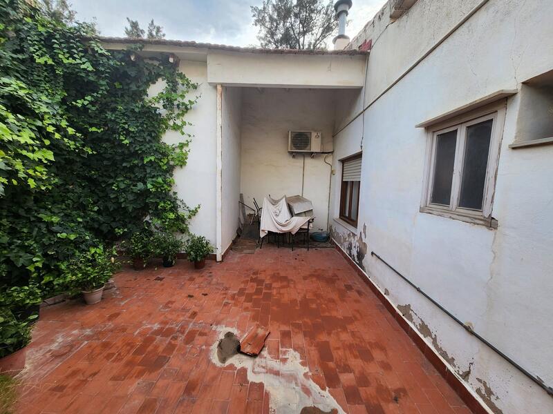 4 bedroom Townhouse for sale