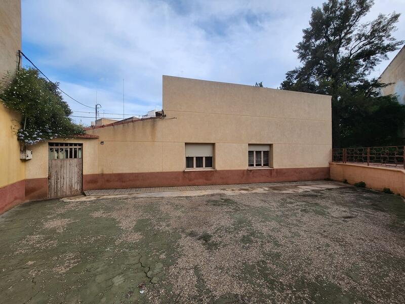 4 bedroom Townhouse for sale
