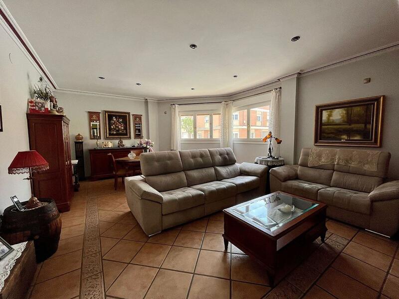 4 Schlafzimmer Stadthaus zu verkaufen