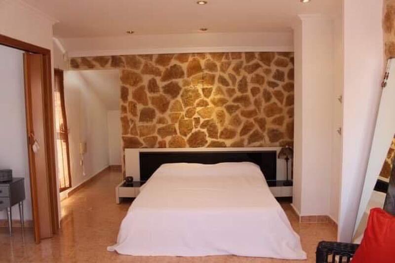 4 bedroom Townhouse for sale