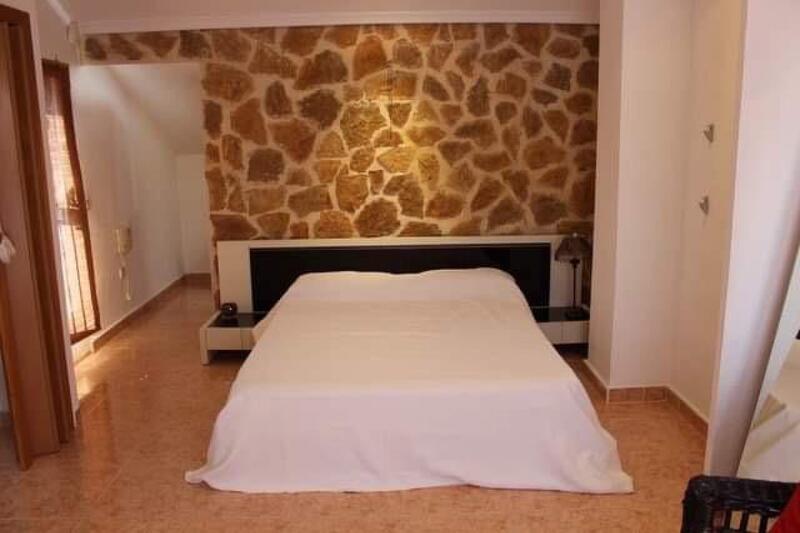 4 bedroom Townhouse for sale