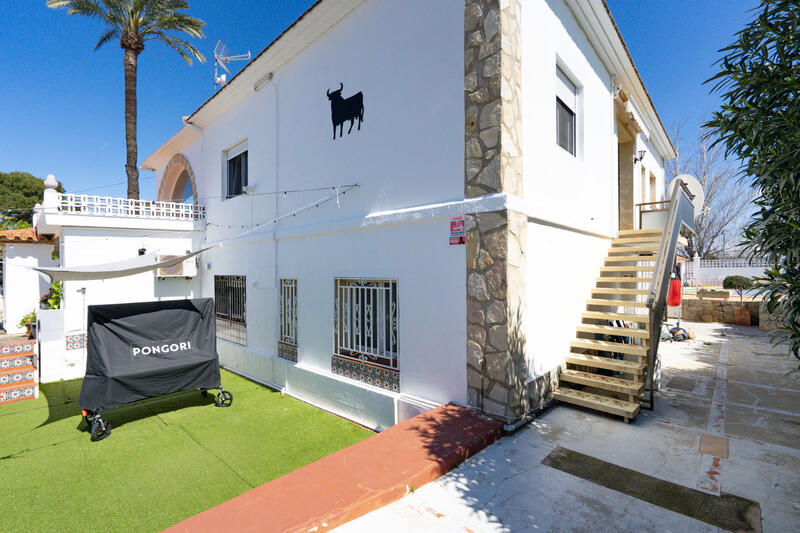 6 bedroom Villa for sale