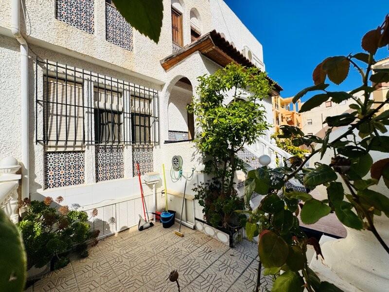 5 bedroom Townhouse for sale
