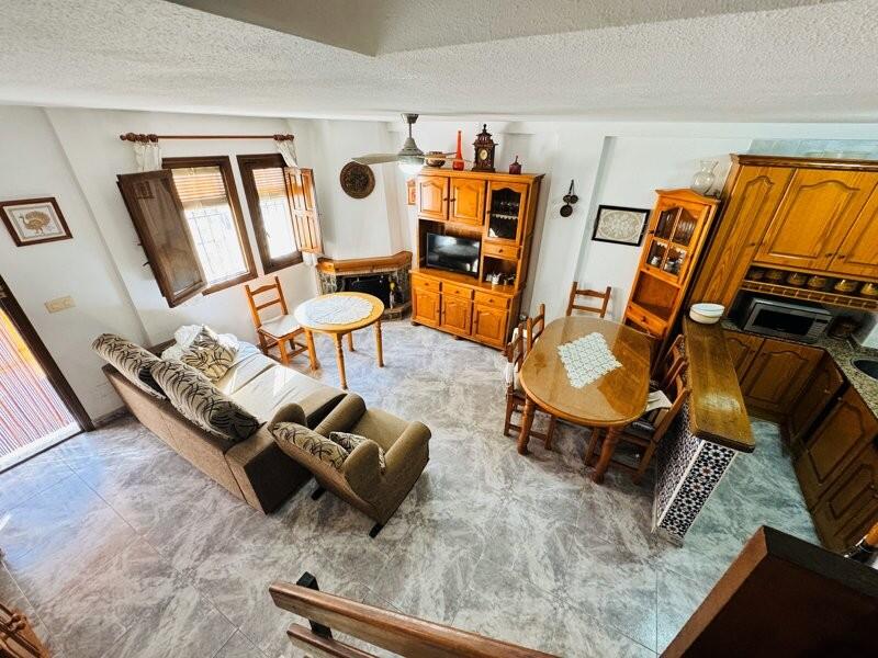 5 bedroom Townhouse for sale