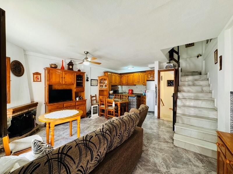 5 bedroom Townhouse for sale