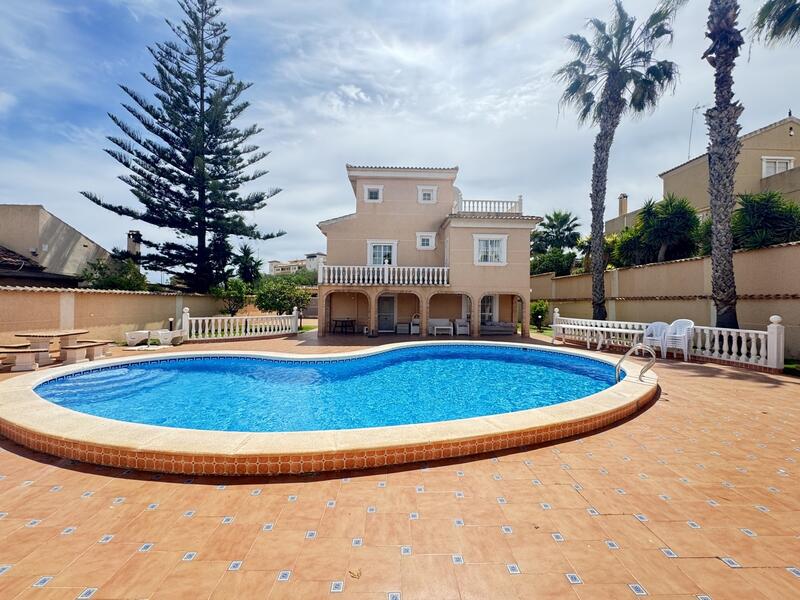 Villa for sale in La Zenia, Alicante
