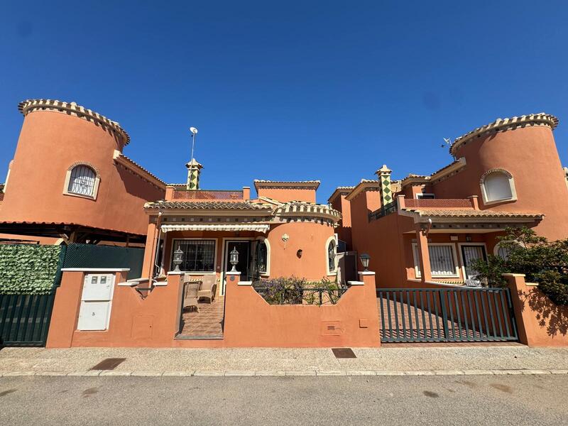 Villa til salg i Playa Flamenca, Alicante