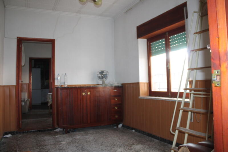 5 спальная комната городская тюрьма продается