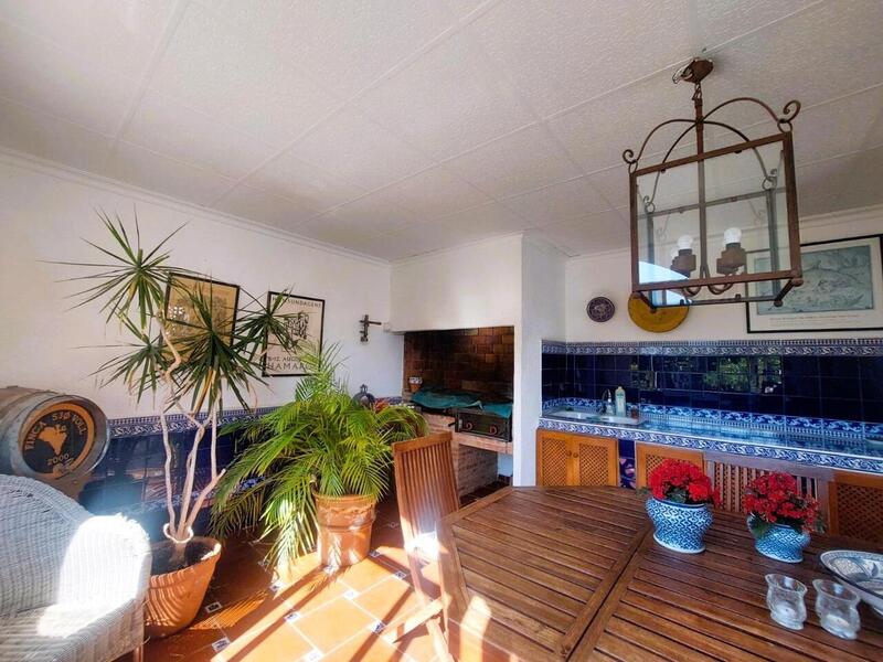 5 bedroom Townhouse for sale