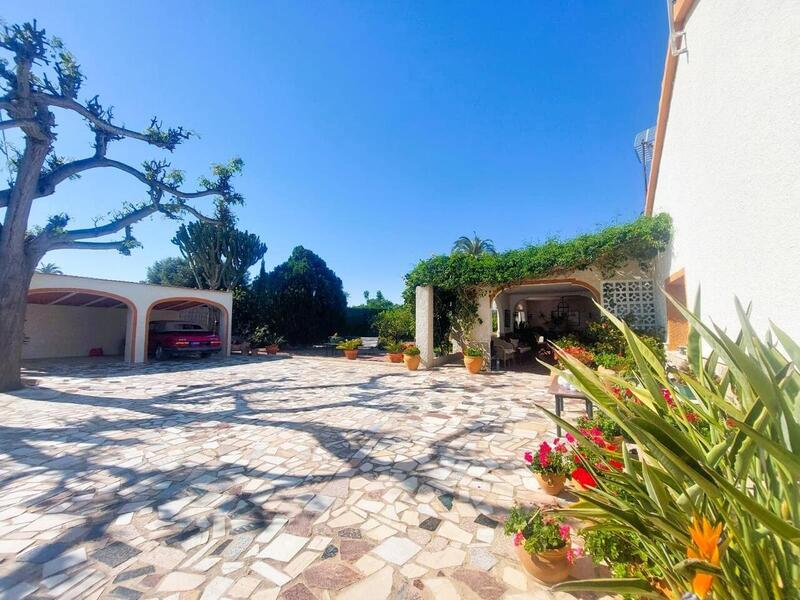 5 bedroom Townhouse for sale