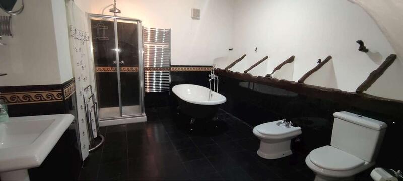 6 bedroom Country House for sale