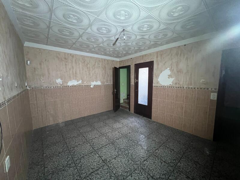 4 спальная комната городская тюрьма продается