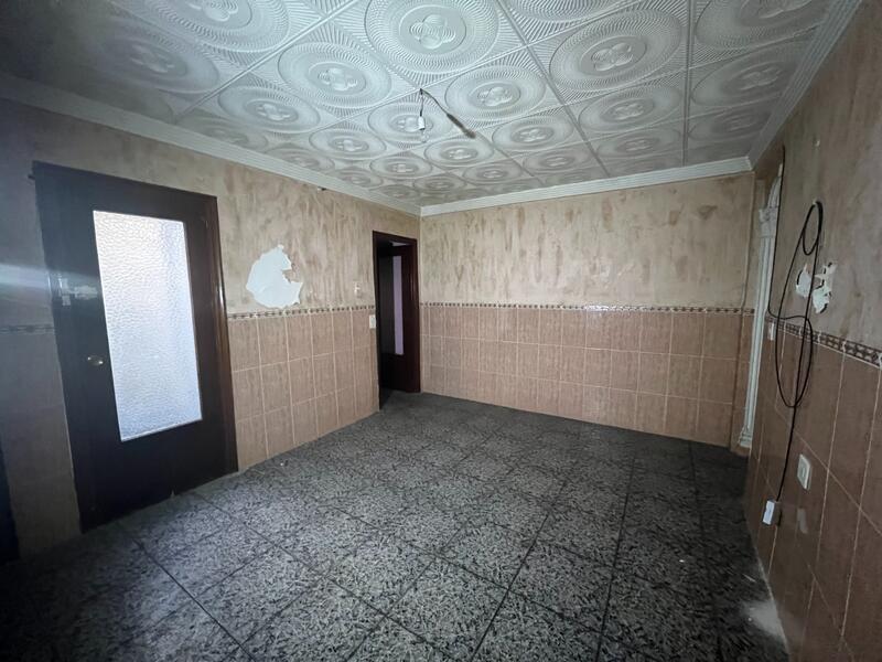 4 спальная комната городская тюрьма продается
