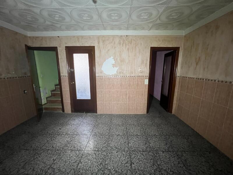4 спальная комната городская тюрьма продается