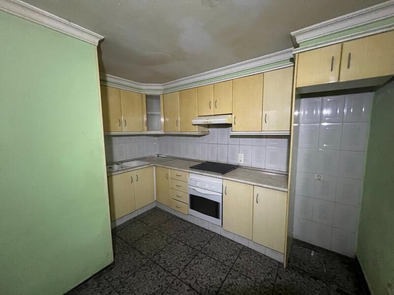 4 спальная комната городская тюрьма продается
