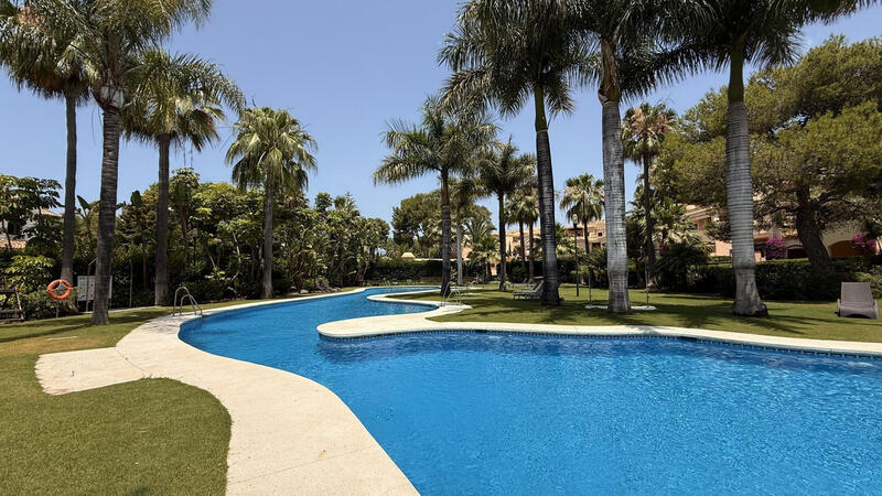 Apartment for sale in Puerto Banus, Málaga