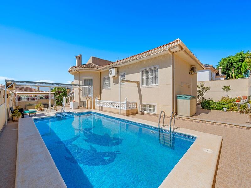 Villa for sale in Benijófar, Alicante