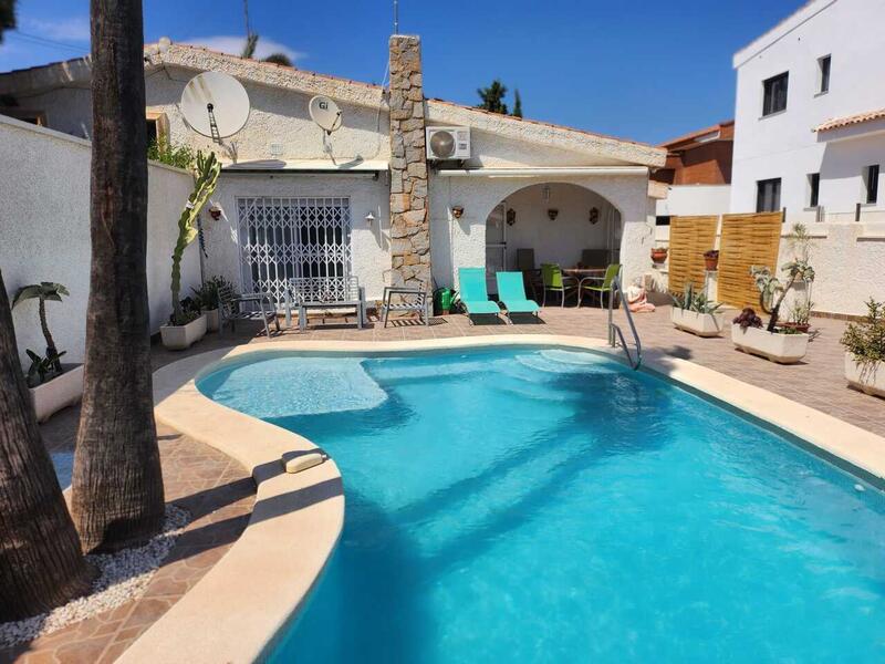 Villa en venta en Torrevieja, Alicante