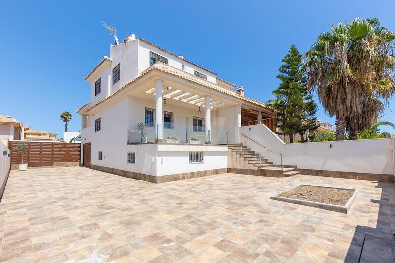 Villa til salgs i Torrevieja, Alicante