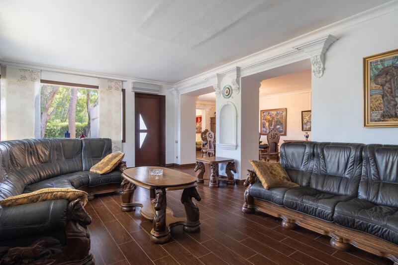 6 bedroom Villa for sale