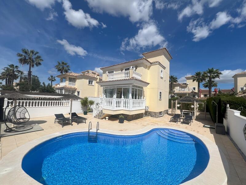 Villa for sale in El Raso, Alicante