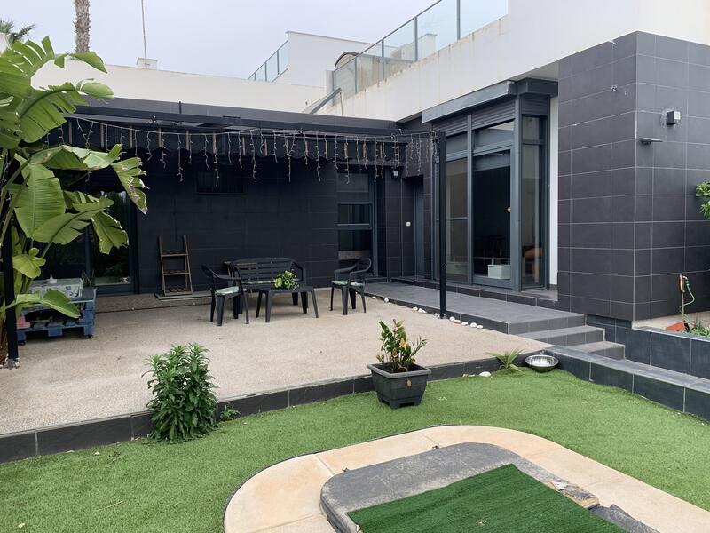 Villa en venta en Algorfa, Alicante