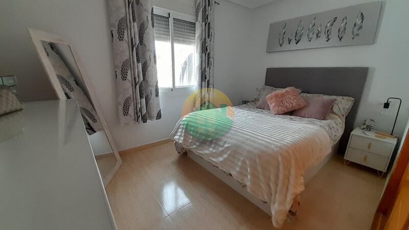 2 slaapkamer Gezinswoning Te koop