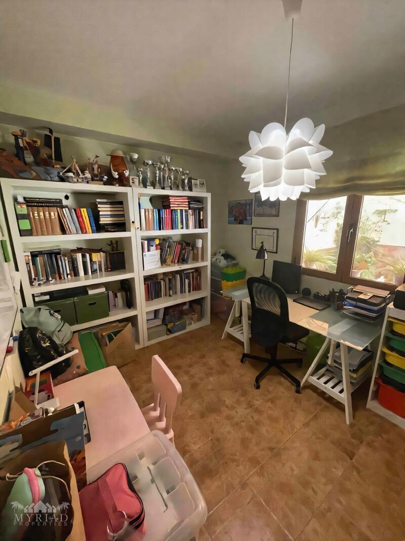 4 bedroom Townhouse for sale