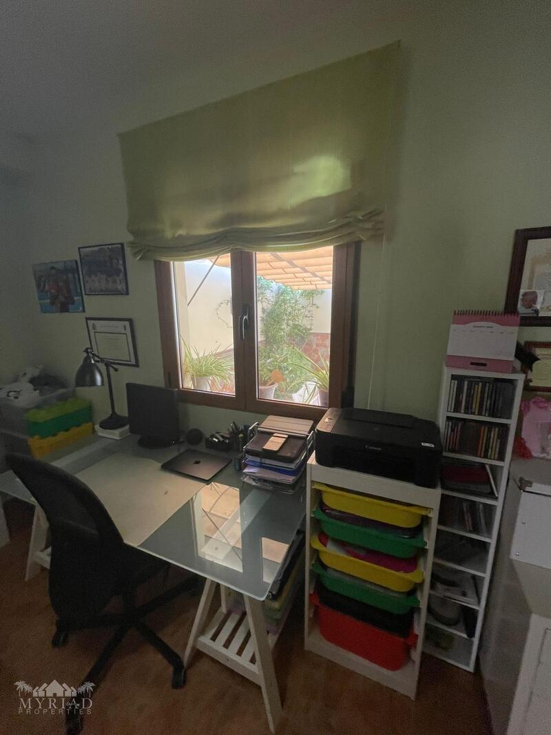 4 bedroom Townhouse for sale