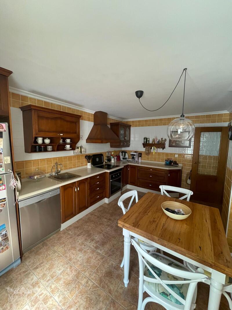 4 bedroom Townhouse for sale