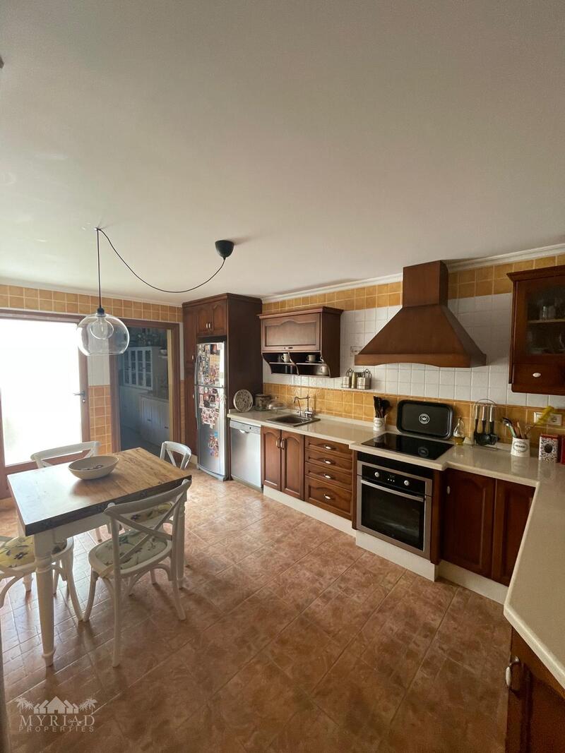 4 bedroom Townhouse for sale