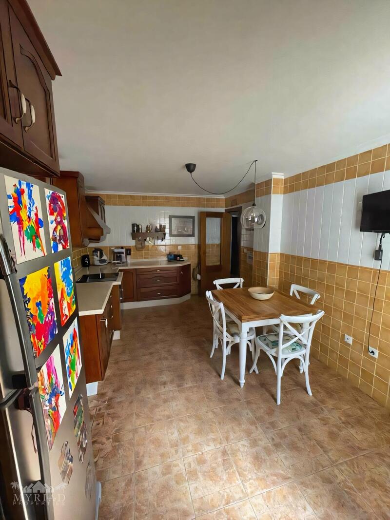 4 bedroom Townhouse for sale