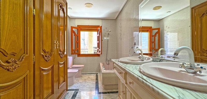 6 bedroom Duplex for sale
